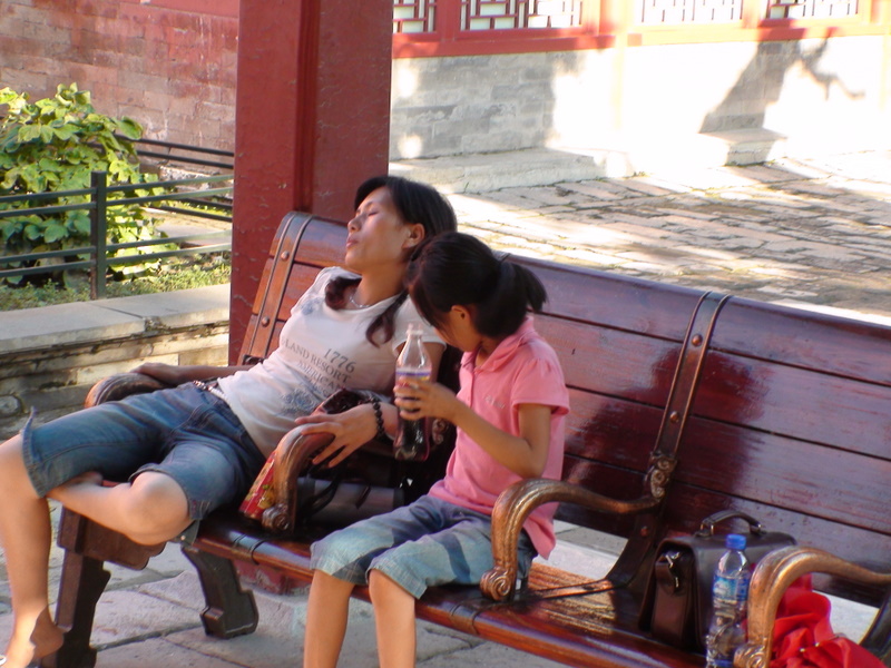 China-ForbiddenCity/CN_PEK_FrbdnCtyTiredWoman_DSC00541.JPG China-ForbiddenCity/CN_PEK_FrbdnCtyTiredWoman_DSC00541.JPG